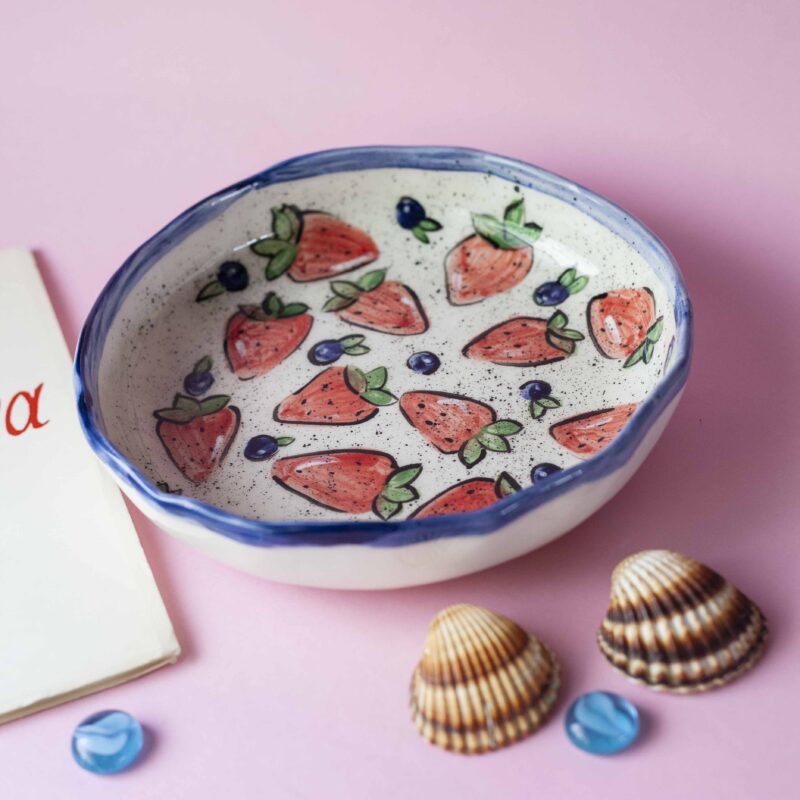 handmade plate plate good for every food. χειροποίητο κεραμικό πιάτο κατάλληλο για οποιοδήποτε φαγητό.
