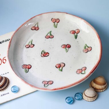 handmade plate plate good for every food. χειροποίητο κεραμικό πιάτο κατάλληλο για οποιοδήποτε φαγητό.