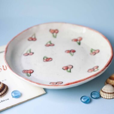handmade plate plate good for every food. χειροποίητο κεραμικό πιάτο κατάλληλο για οποιοδήποτε φαγητό.