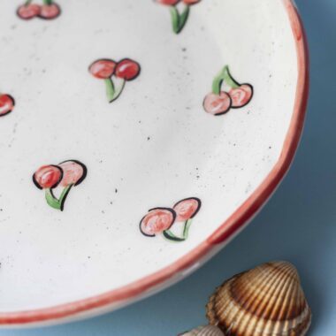 handmade plate plate good for every food. χειροποίητο κεραμικό πιάτο κατάλληλο για οποιοδήποτε φαγητό.