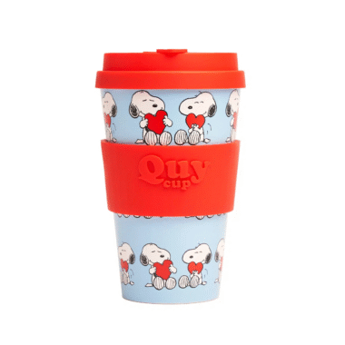 Lightweight and reusable plastic travel cup from QUY CUP, featuring a cute Snoopy “Love” design and a secure silicone lid. With a generous 400ml capacity, it’s ideal for enjoying your favorite drinks on the go. Made from BPA-free plastic, this eco-friendly cup is perfect for daily use, fits most cup holders, and is dishwasher safe. A cheerful and practical gift for Peanuts and Snoopy fans.Ελαφριά και επαναχρησιμοποιούμενη πλαστική κούπα ταξιδιού της QUY CUP με σχέδιο Snoopy “Love” και ασφαλές καπάκι από σιλικόνη. Με χωρητικότητα 400ml, ιδανική για καφέ ή άλλα ροφήματα εν κινήσει. Κατασκευασμένη από πλαστικό χωρίς BPA, είναι φιλική προς το περιβάλλον, κατάλληλη για πλυντήριο πιάτων και εφαρμόζει στις περισσότερες θήκες ποτηριών. Τέλειο δώρο για τους λάτρεις του Snoopy και της σειράς Peanuts.