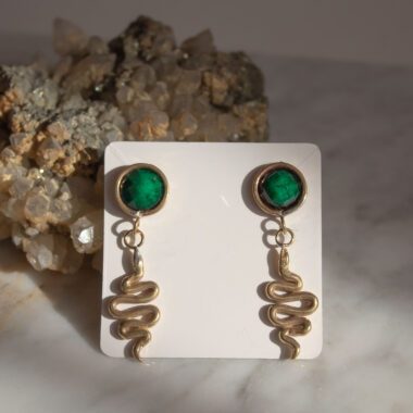 spiral serpent earrings, brass earrings with green stone, symbolic spiral jewelry, handmade statement earrings, brass moving earrings, Sunny Designs Από ορείχαλκο χωρίς νικέλιο. Απόφυγε την επαφή με νερό, αρώματα ή υγρασία. Καθάριζέ τα με ειδικό πανί καθαρισμού ορείχαλκου για να διατηρούν τη λάμψη τους.