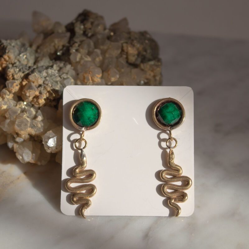 spiral serpent earrings, brass earrings with green stone, symbolic spiral jewelry, handmade statement earrings, brass moving earrings, Sunny Designs Από ορείχαλκο χωρίς νικέλιο. Απόφυγε την επαφή με νερό, αρώματα ή υγρασία. Καθάριζέ τα με ειδικό πανί καθαρισμού ορείχαλκου για να διατηρούν τη λάμψη τους.