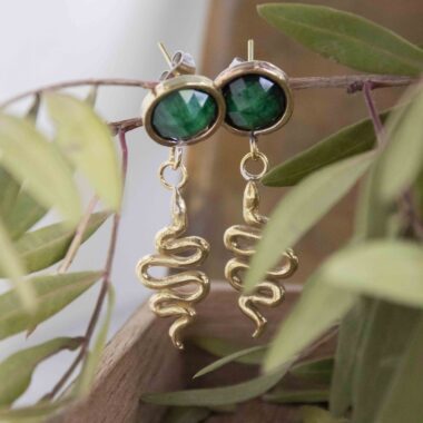 spiral serpent earrings, brass earrings with green stone, symbolic spiral jewelry, handmade statement earrings, brass moving earrings, Sunny Designs Από ορείχαλκο χωρίς νικέλιο. Απόφυγε την επαφή με νερό, αρώματα ή υγρασία. Καθάριζέ τα με ειδικό πανί καθαρισμού ορείχαλκου για να διατηρούν τη λάμψη τους.