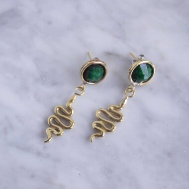 spiral serpent earrings, brass earrings with green stone, symbolic spiral jewelry, handmade statement earrings, brass moving earrings, Sunny Designs Από ορείχαλκο χωρίς νικέλιο. Απόφυγε την επαφή με νερό, αρώματα ή υγρασία. Καθάριζέ τα με ειδικό πανί καθαρισμού ορείχαλκου για να διατηρούν τη λάμψη τους.