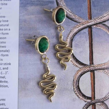 spiral serpent earrings, brass earrings with green stone, symbolic spiral jewelry, handmade statement earrings, brass moving earrings, Sunny Designs Από ορείχαλκο χωρίς νικέλιο. Απόφυγε την επαφή με νερό, αρώματα ή υγρασία. Καθάριζέ τα με ειδικό πανί καθαρισμού ορείχαλκου για να διατηρούν τη λάμψη τους.