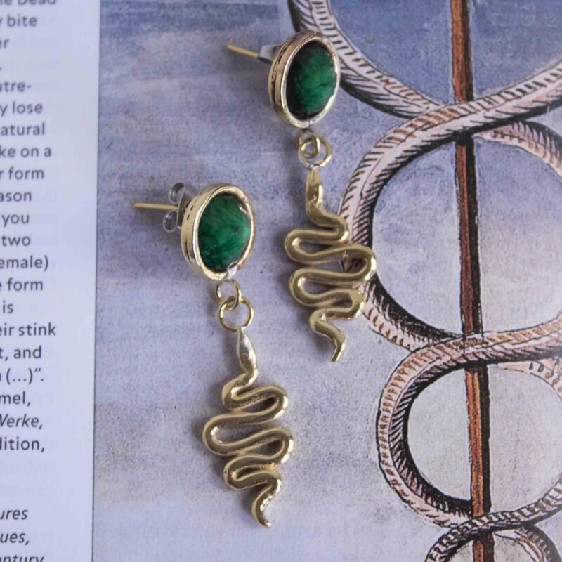 spiral serpent earrings, brass earrings with green stone, symbolic spiral jewelry, handmade statement earrings, brass moving earrings, Sunny Designs Από ορείχαλκο χωρίς νικέλιο. Απόφυγε την επαφή με νερό, αρώματα ή υγρασία. Καθάριζέ τα με ειδικό πανί καθαρισμού ορείχαλκου για να διατηρούν τη λάμψη τους.