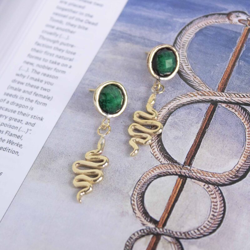 spiral serpent earrings, brass earrings with green stone, symbolic spiral jewelry, handmade statement earrings, brass moving earrings, Sunny Designs Από ορείχαλκο χωρίς νικέλιο. Απόφυγε την επαφή με νερό, αρώματα ή υγρασία. Καθάριζέ τα με ειδικό πανί καθαρισμού ορείχαλκου για να διατηρούν τη λάμψη τους.
