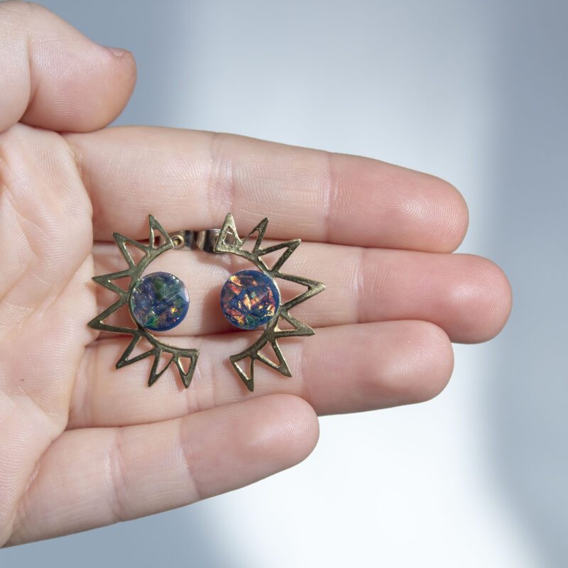 sun earrings blue stone, iridescent stone earrings, handmade jewelry, Sunny Designs earrings, artisan earrings, boho sun earrings, statement blue earrings, celestial jewelry, σκουλαρίκια ήλιος μπλε πέτρα, ιριδίζον κόσμημα, χειροποίητα σκουλαρίκια, Sunny Designs κοσμήματα, σκουλαρίκια φως, μπλε πέτρα σκουλαρίκια, boho κοσμήματα, εντυπωσιακά σκουλαρίκια