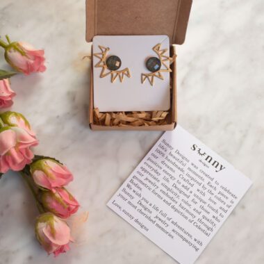 sun earrings black stone, handmade sun earrings, statement earrings, black stone jewelry, Sunny Designs earrings, boho chic earrings, artisan earrings, elegant handmade accessories, σκουλαρίκια ήλιος μαύρη πέτρα, χειροποίητα σκουλαρίκια, κοσμήματα Sunny Designs, σκουλαρίκια boho, σκουλαρίκια με πέτρα, μαύρη πέτρα κοσμήματα, κομψά σκουλαρίκια, fashion accessories
