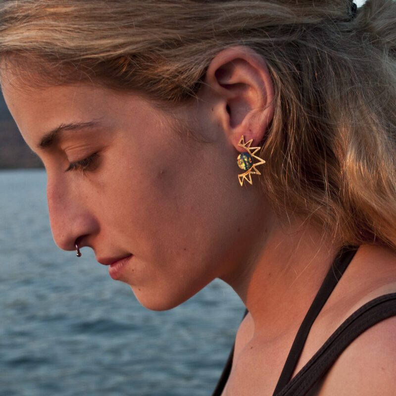 sun earrings blue stone, iridescent stone earrings, handmade jewelry, Sunny Designs earrings, artisan earrings, boho sun earrings, statement blue earrings, celestial jewelry, σκουλαρίκια ήλιος μπλε πέτρα, ιριδίζον κόσμημα, χειροποίητα σκουλαρίκια, Sunny Designs κοσμήματα, σκουλαρίκια φως, μπλε πέτρα σκουλαρίκια, boho κοσμήματα, εντυπωσιακά σκουλαρίκια