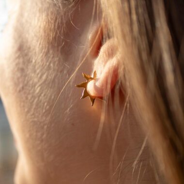 half sun earrings, brass hugger studs, mini hoop earrings, celestial jewelry, handmade brass earrings, Sunny Designs, σκουλαρίκια μισός ήλιος, μικρά σκουλαρίκια ορείχαλκος, σκουλαρίκια hugger, κοσμήματα με ήλιο, χειροποίητα σκουλαρίκια Sunny Designs