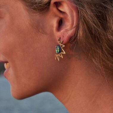 sun earrings blue stone, iridescent stone earrings, handmade jewelry, Sunny Designs earrings, artisan earrings, boho sun earrings, statement blue earrings, celestial jewelry, σκουλαρίκια ήλιος μπλε πέτρα, ιριδίζον κόσμημα, χειροποίητα σκουλαρίκια, Sunny Designs κοσμήματα, σκουλαρίκια φως, μπλε πέτρα σκουλαρίκια, boho κοσμήματα, εντυπωσιακά σκουλαρίκια