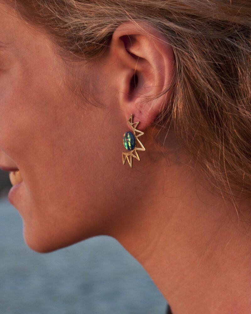 sun earrings blue stone, iridescent stone earrings, handmade jewelry, Sunny Designs earrings, artisan earrings, boho sun earrings, statement blue earrings, celestial jewelry, σκουλαρίκια ήλιος μπλε πέτρα, ιριδίζον κόσμημα, χειροποίητα σκουλαρίκια, Sunny Designs κοσμήματα, σκουλαρίκια φως, μπλε πέτρα σκουλαρίκια, boho κοσμήματα, εντυπωσιακά σκουλαρίκια