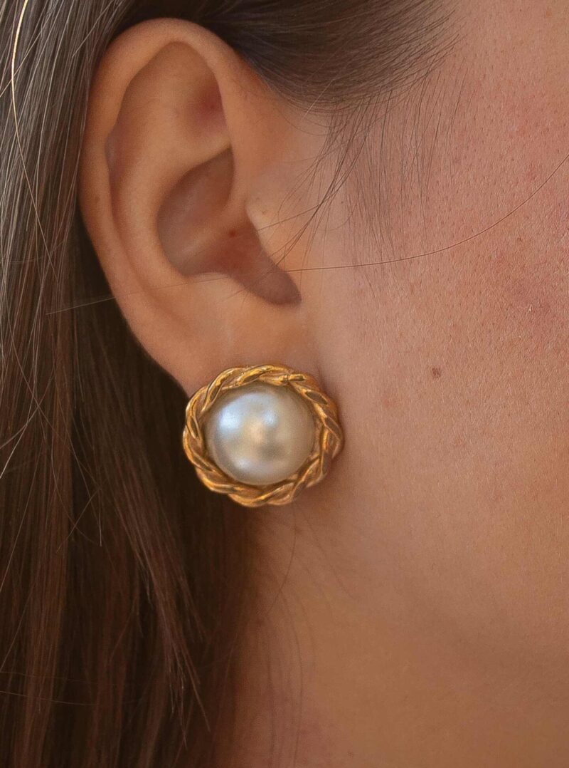Eterna stud earrings with pearl, handmade brass studs with elegant round design and natural pearl detail. Timeless artisan jewelry, affordable wearable art, unique handmade accessories by Sunny Designs small business.Σκουλαρίκια Eterna καρφωτά με μαργαριτάρι, χειροποίητα σκουλαρίκια από ορείχαλκο με κομψό στρογγυλό σχέδιο και φυσικό μαργαριτάρι. Διαχρονικά κοσμήματα τέχνης, προσιτά χειροποίητα αξεσουάρ, μοναδικά κοσμήματα από τη μικρή επιχείρηση Sunny Designs.