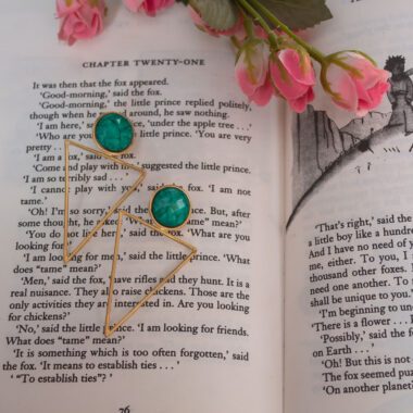 Large Triangle earrings with green stone, handmade brass statement earrings, geometric artisan jewelry, affordable wearable art, bold triangle design, unique handmade accessories by Sunny Designs small business. Σκουλαρίκια Large Triangle με πράσινη πέτρα, χειροποίητα σκουλαρίκια statement από ορείχαλκο, γεωμετρικά κοσμήματα τέχνης, προσιτά κοσμήματα-έργα τέχνης, τολμηρός σχεδιασμός τρίγωνο, μοναδικά χειροποίητα αξεσουάρ από τη μικρή επιχείρηση Sunny Designs.