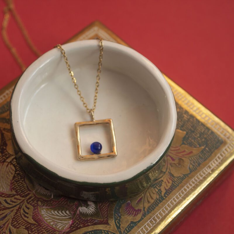 Κολιέ Cyanea Square με γαλάζια πέτρα cat’s eye, χειροποίητο γεωμετρικό μενταγιόν από ορείχαλκο επιχρυσωμένο 24 καράτια με ατσάλινη αλυσίδα, boho chic κολιέ με λαμπερή πέτρα cat’s eye, μοναδικό χειροποίητο κόσμημα Sunny Designs, Cyanea square necklace with blue cat’s eye stone, elegant handmade 24k gold plated brass geometric pendant, boho chic necklace for everyday wear or layering, artisan small business jewelry by Sunny Designs
