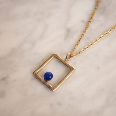 Κολιέ Cyanea Square με γαλάζια πέτρα cat’s eye, χειροποίητο γεωμετρικό μενταγιόν από ορείχαλκο επιχρυσωμένο 24 καράτια με ατσάλινη αλυσίδα, boho chic κολιέ με λαμπερή πέτρα cat’s eye, μοναδικό χειροποίητο κόσμημα Sunny Designs, Cyanea square necklace with blue cat’s eye stone, elegant handmade 24k gold plated brass geometric pendant, boho chic necklace for everyday wear or layering, artisan small business jewelry by Sunny Designs