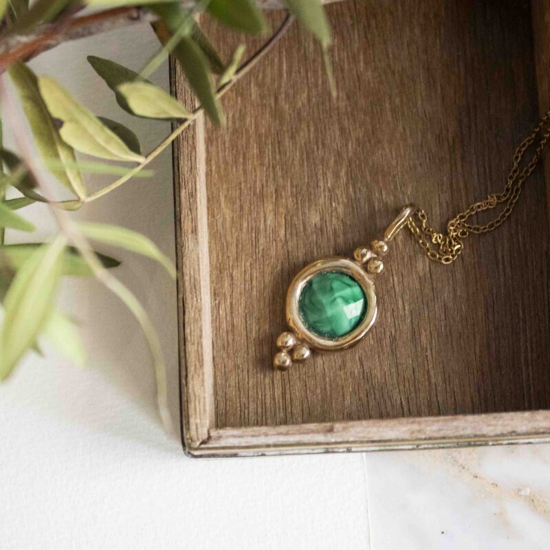 Handcrafted Harmony necklace with natural green gemstone, gold plated brass pendant and stainless steel chain, affordable bohemian artisan jewelry, elegant and spiritual accessory by Sunny Designs Κολιέ Harmony με πράσινη πέτρα, χειροποίητο μενταγιόν από ορείχαλκο επιχρυσωμένο 24 καράτια σε ατσάλινη αλυσίδα, συμβολικό κόσμημα, boho χειροποίητο αξεσουάρ, μοναδικό κόσμημα μικρής επιχείρησης Sunny Designs
