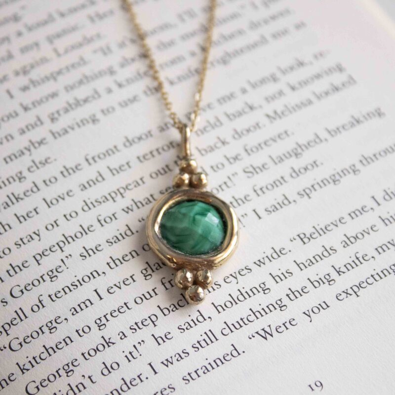 Handcrafted Harmony necklace with natural green gemstone, gold plated brass pendant and stainless steel chain, affordable bohemian artisan jewelry, elegant and spiritual accessory by Sunny Designs Κολιέ Harmony με πράσινη πέτρα, χειροποίητο μενταγιόν από ορείχαλκο επιχρυσωμένο 24 καράτια σε ατσάλινη αλυσίδα, συμβολικό κόσμημα, boho χειροποίητο αξεσουάρ, μοναδικό κόσμημα μικρής επιχείρησης Sunny Designs