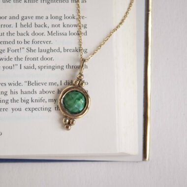 Handcrafted Harmony necklace with natural green gemstone, gold plated brass pendant and stainless steel chain, affordable bohemian artisan jewelry, elegant and spiritual accessory by Sunny Designs Κολιέ Harmony με πράσινη πέτρα, χειροποίητο μενταγιόν από ορείχαλκο επιχρυσωμένο 24 καράτια σε ατσάλινη αλυσίδα, συμβολικό κόσμημα, boho χειροποίητο αξεσουάρ, μοναδικό κόσμημα μικρής επιχείρησης Sunny Designs