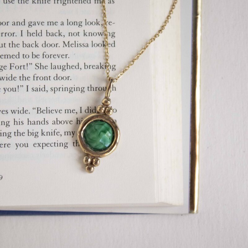 Handcrafted Harmony necklace with natural green gemstone, gold plated brass pendant and stainless steel chain, affordable bohemian artisan jewelry, elegant and spiritual accessory by Sunny Designs Κολιέ Harmony με πράσινη πέτρα, χειροποίητο μενταγιόν από ορείχαλκο επιχρυσωμένο 24 καράτια σε ατσάλινη αλυσίδα, συμβολικό κόσμημα, boho χειροποίητο αξεσουάρ, μοναδικό κόσμημα μικρής επιχείρησης Sunny Designs