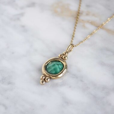Handcrafted Harmony necklace with natural green gemstone, gold plated brass pendant and stainless steel chain, affordable bohemian artisan jewelry, elegant and spiritual accessory by Sunny Designs Κολιέ Harmony με πράσινη πέτρα, χειροποίητο μενταγιόν από ορείχαλκο επιχρυσωμένο 24 καράτια σε ατσάλινη αλυσίδα, συμβολικό κόσμημα, boho χειροποίητο αξεσουάρ, μοναδικό κόσμημα μικρής επιχείρησης Sunny Designs