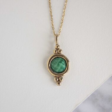 Handcrafted Harmony necklace with natural green gemstone, gold plated brass pendant and stainless steel chain, affordable bohemian artisan jewelry, elegant and spiritual accessory by Sunny Designs Κολιέ Harmony με πράσινη πέτρα, χειροποίητο μενταγιόν από ορείχαλκο επιχρυσωμένο 24 καράτια σε ατσάλινη αλυσίδα, συμβολικό κόσμημα, boho χειροποίητο αξεσουάρ, μοναδικό κόσμημα μικρής επιχείρησης Sunny Designs