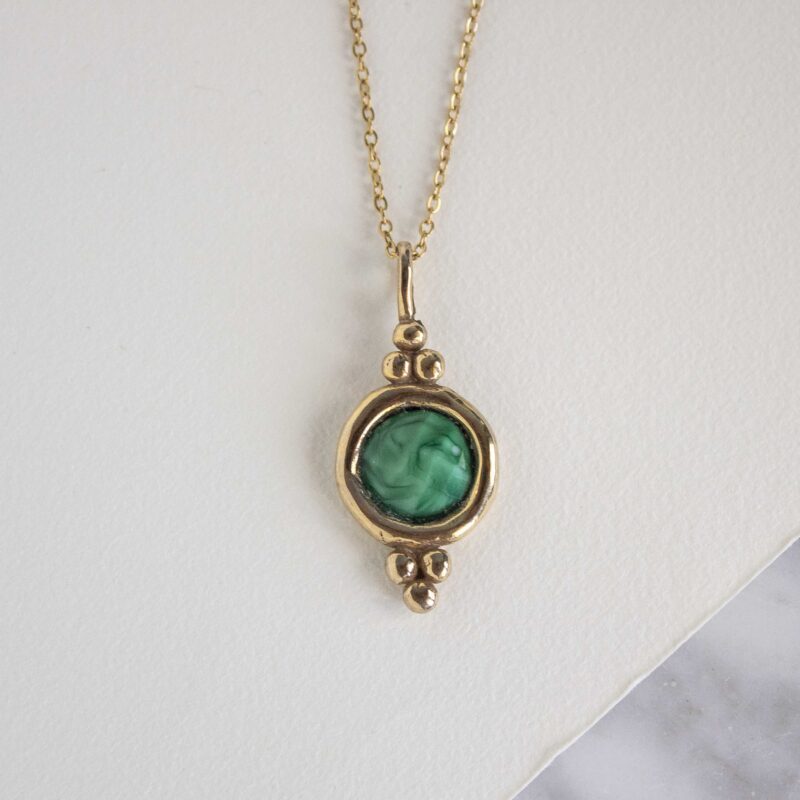 Handcrafted Harmony necklace with natural green gemstone, gold plated brass pendant and stainless steel chain, affordable bohemian artisan jewelry, elegant and spiritual accessory by Sunny Designs Κολιέ Harmony με πράσινη πέτρα, χειροποίητο μενταγιόν από ορείχαλκο επιχρυσωμένο 24 καράτια σε ατσάλινη αλυσίδα, συμβολικό κόσμημα, boho χειροποίητο αξεσουάρ, μοναδικό κόσμημα μικρής επιχείρησης Sunny Designs