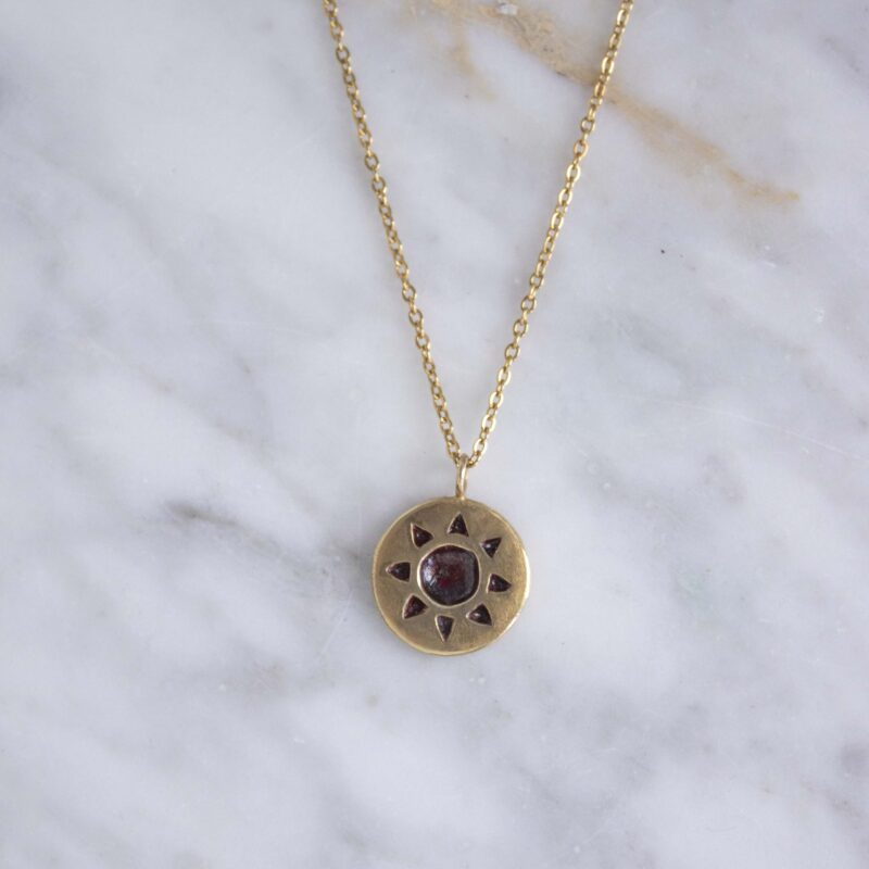 Hippie Sun necklace, handmade brass pendant plated in 24k gold with stainless steel chain. Bohemian artisan jewelry inspired by the radiant sun, unique symbolic accessory, affordable wearable art by Sunny Designs small business.Κολιέ Hippie Sun, χειροποίητο μενταγιόν από ορείχαλκο επιχρυσωμένο 24 καράτια με ατσάλινη αλυσίδα. Μποέμ κόσμημα τέχνης εμπνευσμένο από τον λαμπερό ήλιο, μοναδικό συμβολικό αξεσουάρ, προσιτή φορετή τέχνη από τη μικρή επιχείρηση Sunny Designs.