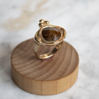 Handcrafted Melody ring with natural brown stone, bohemian artisan jewelry, symbolic melodic design, unique handmade accessory by Sunny Designs Δαχτυλίδι Melody με καφέ πέτρα, χειροποίητο από ορείχαλκο επιχρυσωμένο 24 καράτια, artisan boho chic κόσμημα, κομψό δαχτυλίδι με γήινη πέτρα Sunny Designs