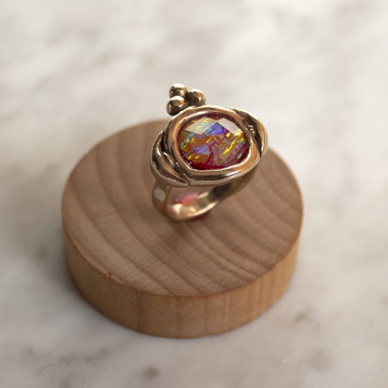 Melody ring with iridescent red stone, handmade in 24k gold plated brass, artisan boho chic jewelry, elegant vibrant statement ring by Sunny Designs Δαχτυλίδι Melody με ιριδίζουσα κόκκινη πέτρα, χειροποίητο από ορείχαλκο επιχρυσωμένο 24 καράτια, artisan boho chic κόσμημα, κομψό έντονο δαχτυλίδι Sunny Designs