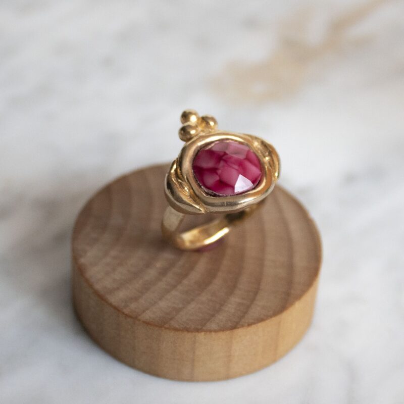 Melody ring with pink stone, handmade in 24k gold plated brass, artisan boho chic jewelry, elegant feminine statement ring by Sunny Designs Δαχτυλίδι Melody με ροζ πέτρα, χειροποίητο από ορείχαλκο επιχρυσωμένο 24 καράτια. Κομψό boho chic artisan κόσμημα, μοναδικό statement δαχτυλίδι Sunny Designs.