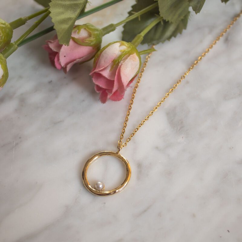 Phaidra Circle necklace with pearl, elegant handmade 24k gold plated brass circle pendant, boho spiritual jewelry for daily wear, layering necklace with pearl, artisan creation by Sunny Designs small business Κολιέ Phaidra Circle με μαργαριτάρι, κομψό χειροποίητο μενταγιόν κύκλου από ορείχαλκο επιχρυσωμένο 24 καράτια, boho κόσμημα για layering ή καθημερινή χρήση, μοναδική δημιουργία μικρής επιχείρησης Sunny Designs