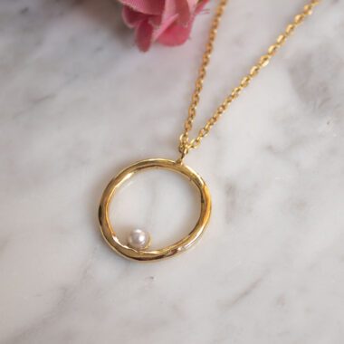 Phaidra Circle necklace with pearl, elegant handmade 24k gold plated brass circle pendant, boho spiritual jewelry for daily wear, layering necklace with pearl, artisan creation by Sunny Designs small business Κολιέ Phaidra Circle με μαργαριτάρι, κομψό χειροποίητο μενταγιόν κύκλου από ορείχαλκο επιχρυσωμένο 24 καράτια, boho κόσμημα για layering ή καθημερινή χρήση, μοναδική δημιουργία μικρής επιχείρησης Sunny Designs