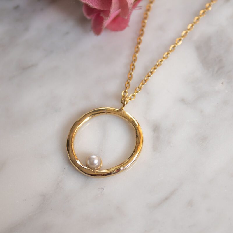 Phaidra Circle necklace with pearl, elegant handmade 24k gold plated brass circle pendant, boho spiritual jewelry for daily wear, layering necklace with pearl, artisan creation by Sunny Designs small business Κολιέ Phaidra Circle με μαργαριτάρι, κομψό χειροποίητο μενταγιόν κύκλου από ορείχαλκο επιχρυσωμένο 24 καράτια, boho κόσμημα για layering ή καθημερινή χρήση, μοναδική δημιουργία μικρής επιχείρησης Sunny Designs