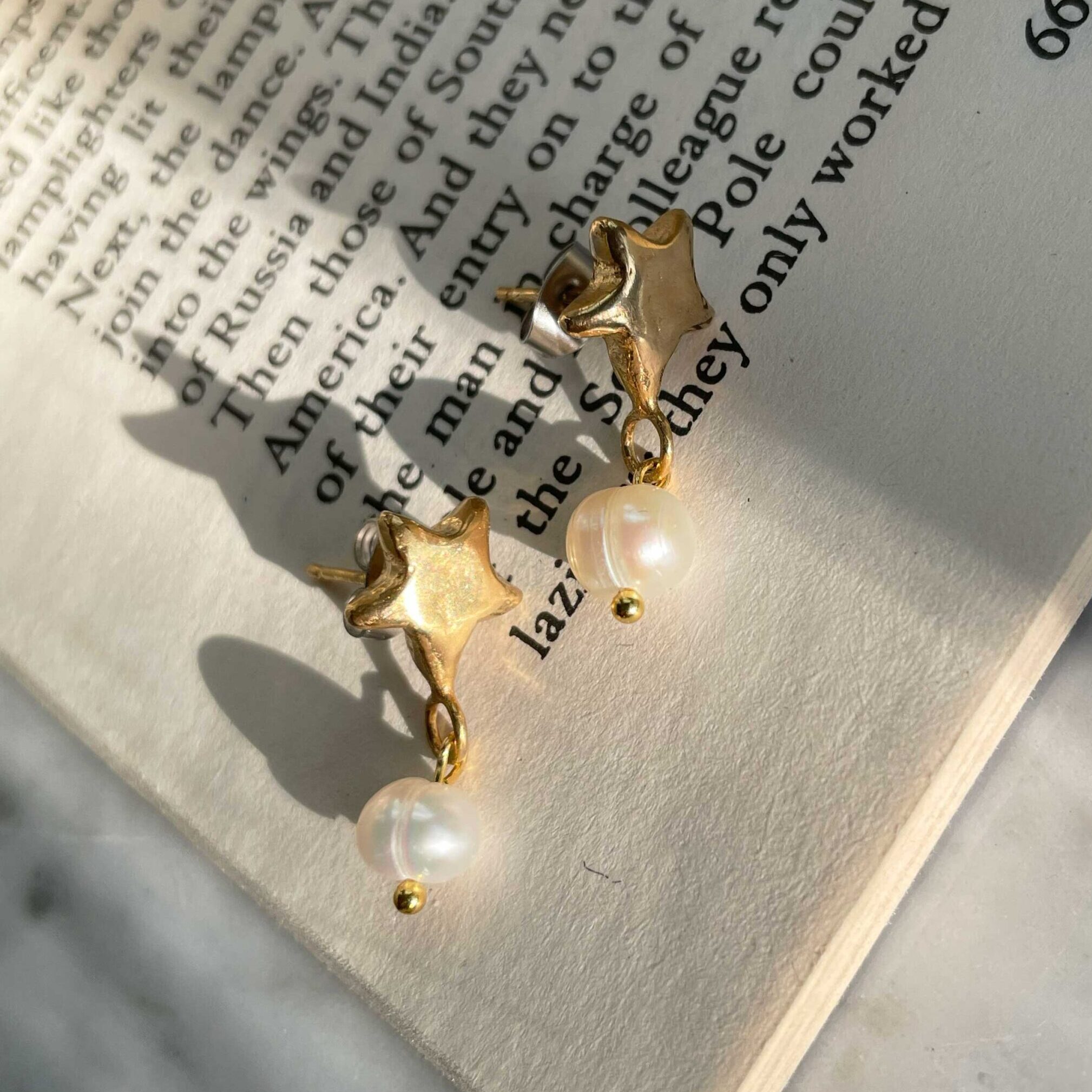 σκουλαρίκια αστέρι πέρλα, χειροποίητα σκουλαρίκια, κοσμήματα Sunny Designs, κομψά σκουλαρίκια, σκουλαρίκια με πέρλα, minimal κοσμήματα, γυναικεία κοσμήματα, αστέρι κόσμημα