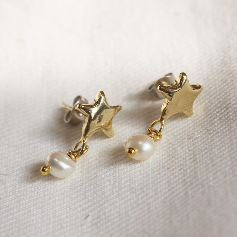 Shining Star earrings with moving pearl, handmade brass star earrings, celestial-inspired artisan jewelry, affordable wearable art, unique statement accessories, elegant handmade earrings by Sunny Designs small business.Σκουλαρίκια Shining Star με κινούμενο μαργαριτάρι, χειροποίητα σκουλαρίκια αστέρι από ορείχαλκο, κοσμήματα εμπνευσμένα από τον ουρανό, προσιτά κοσμήματα-έργα τέχνης, μοναδικά statement αξεσουάρ, κομψά χειροποίητα σκουλαρίκια από τη μικρή επιχείρηση Sunny Designs.