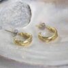 Cassiopeia small hoop earrings, elegant brass hoops, minimalist celestial jewelry, handmade statement earrings, nickel-free brass hoops, Sunny Designs. Avoid contact with water, perfumes, or humidity. Clean them with a special brass polishing cloth to maintain their shine. Σκουλαρίκια Cassiopeia μικροί κρίκοι, κομψοί κρίκοι από ορείχαλκο, μινιμαλιστικά κοσμήματα με έμπνευση από τα άστρα, χειροποίητα σκουλαρίκια statement, κρίκοι από ορείχαλκο χωρίς νικέλιο, Sunny Designs. Απόφυγε την επαφή με νερό, αρώματα ή υγρασία. Καθάρισέ τα με ειδικό πανί καθαρισμού ορείχαλκου για να διατηρήσουν τη λάμψη τους.