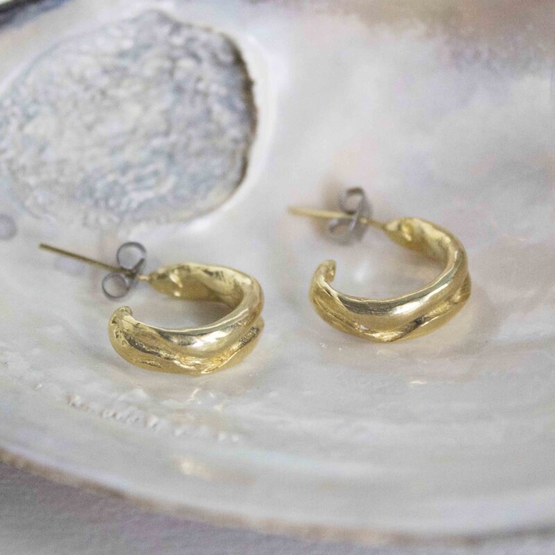Cassiopeia small hoop earrings, elegant brass hoops, minimalist celestial jewelry, handmade statement earrings, nickel-free brass hoops, Sunny Designs. Avoid contact with water, perfumes, or humidity. Clean them with a special brass polishing cloth to maintain their shine. Σκουλαρίκια Cassiopeia μικροί κρίκοι, κομψοί κρίκοι από ορείχαλκο, μινιμαλιστικά κοσμήματα με έμπνευση από τα άστρα, χειροποίητα σκουλαρίκια statement, κρίκοι από ορείχαλκο χωρίς νικέλιο, Sunny Designs. Απόφυγε την επαφή με νερό, αρώματα ή υγρασία. Καθάρισέ τα με ειδικό πανί καθαρισμού ορείχαλκου για να διατηρήσουν τη λάμψη τους.