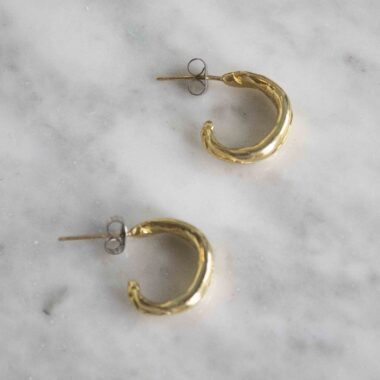 Cassiopeia small hoop earrings, elegant brass hoops, minimalist celestial jewelry, handmade statement earrings, nickel-free brass hoops, Sunny Designs. Avoid contact with water, perfumes, or humidity. Clean them with a special brass polishing cloth to maintain their shine. Σκουλαρίκια Cassiopeia μικροί κρίκοι, κομψοί κρίκοι από ορείχαλκο, μινιμαλιστικά κοσμήματα με έμπνευση από τα άστρα, χειροποίητα σκουλαρίκια statement, κρίκοι από ορείχαλκο χωρίς νικέλιο, Sunny Designs. Απόφυγε την επαφή με νερό, αρώματα ή υγρασία. Καθάρισέ τα με ειδικό πανί καθαρισμού ορείχαλκου για να διατηρήσουν τη λάμψη τους.