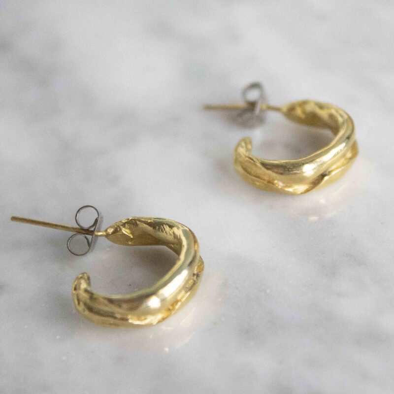 Cassiopeia small hoop earrings, elegant brass hoops, minimalist celestial jewelry, handmade statement earrings, nickel-free brass hoops, Sunny Designs. Avoid contact with water, perfumes, or humidity. Clean them with a special brass polishing cloth to maintain their shine. Σκουλαρίκια Cassiopeia μικροί κρίκοι, κομψοί κρίκοι από ορείχαλκο, μινιμαλιστικά κοσμήματα με έμπνευση από τα άστρα, χειροποίητα σκουλαρίκια statement, κρίκοι από ορείχαλκο χωρίς νικέλιο, Sunny Designs. Απόφυγε την επαφή με νερό, αρώματα ή υγρασία. Καθάρισέ τα με ειδικό πανί καθαρισμού ορείχαλκου για να διατηρήσουν τη λάμψη τους.