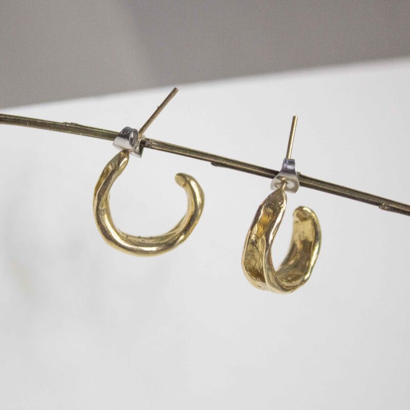 Cassiopeia small hoop earrings, elegant brass hoops, minimalist celestial jewelry, handmade statement earrings, nickel-free brass hoops, Sunny Designs. Avoid contact with water, perfumes, or humidity. Clean them with a special brass polishing cloth to maintain their shine. Σκουλαρίκια Cassiopeia μικροί κρίκοι, κομψοί κρίκοι από ορείχαλκο, μινιμαλιστικά κοσμήματα με έμπνευση από τα άστρα, χειροποίητα σκουλαρίκια statement, κρίκοι από ορείχαλκο χωρίς νικέλιο, Sunny Designs. Απόφυγε την επαφή με νερό, αρώματα ή υγρασία. Καθάρισέ τα με ειδικό πανί καθαρισμού ορείχαλκου για να διατηρήσουν τη λάμψη τους.