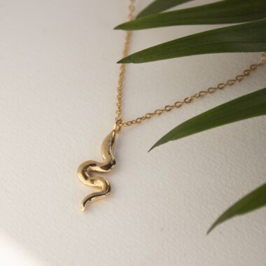 Small snake necklace, handmade serpent pendant in 24k gold plated brass on stainless steel chain, symbolic snake jewelry, boho chic necklace, unique handmade small business accessory by Sunny Designs Κολιέ Small Snake, χειροποίητο μενταγιόν φιδιού από ορείχαλκο επιχρυσωμένο 24 καράτια σε ατσάλινη αλυσίδα, συμβολικό κόσμημα, boho χειροποίητο αξεσουάρ από τη Sunny Designs