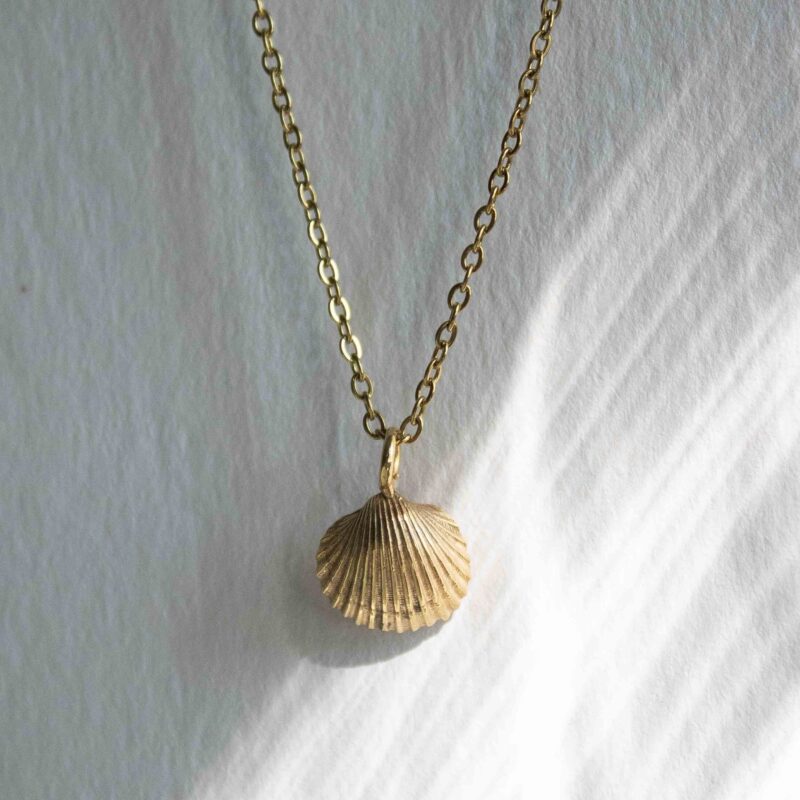 Seashell necklace, handmade 24k gold plated brass pendant on stainless steel chain, boho chic artisan jewelry inspired by the sea and nature, unique handmade necklace by Sunny Designs Κολιέ Κοχύλι, χειροποίητο μενταγιόν από ορείχαλκο επιχρυσωμένο 24 καράτια σε ατσάλινη αλυσίδα, boho chic χειροποίητο κόσμημα εμπνευσμένο από τη θάλασσα και τη φύση, μοναδικό κολιέ Sunny Designs