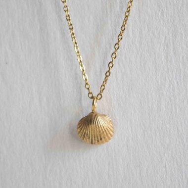 Handcrafted seashell pendant necklace in gold plated brass with stainless steel chain, symbolic beach-inspired jewelry, affordable bohemian artisan necklace for everyday wear by Sunny Designs Χειροποίητο κολιέ με μενταγιόν κοχύλι από επιχρυσωμένο ορείχαλκο με ατσάλινη αλυσίδα, συμβολικό beach-inspired κόσμημα, affordable bohemian artisan necklace Sunny Designs