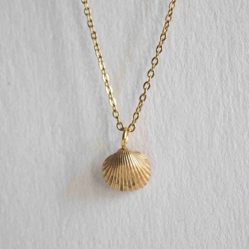 Handcrafted seashell pendant necklace in gold plated brass with stainless steel chain, symbolic beach-inspired jewelry, affordable bohemian artisan necklace for everyday wear by Sunny Designs Χειροποίητο κολιέ με μενταγιόν κοχύλι από επιχρυσωμένο ορείχαλκο με ατσάλινη αλυσίδα, συμβολικό beach-inspired κόσμημα, affordable bohemian artisan necklace Sunny Designs