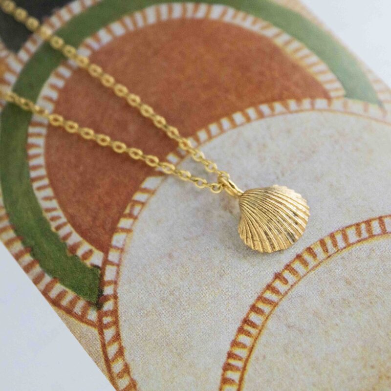 Seashell necklace, elegant handmade 24k gold plated brass pendant in shell design, boho chic jewelry for layering or gifting, artisan small business creation by Sunny Designs Κολιέ Κοχύλι, κομψό χειροποίητο μενταγιόν σε σχέδιο κοχυλιού από ορείχαλκο επιχρυσωμένο 24 καράτια, boho chic κόσμημα για layering ή δώρο, δημιουργία μικρής επιχείρησης Sunny Designs