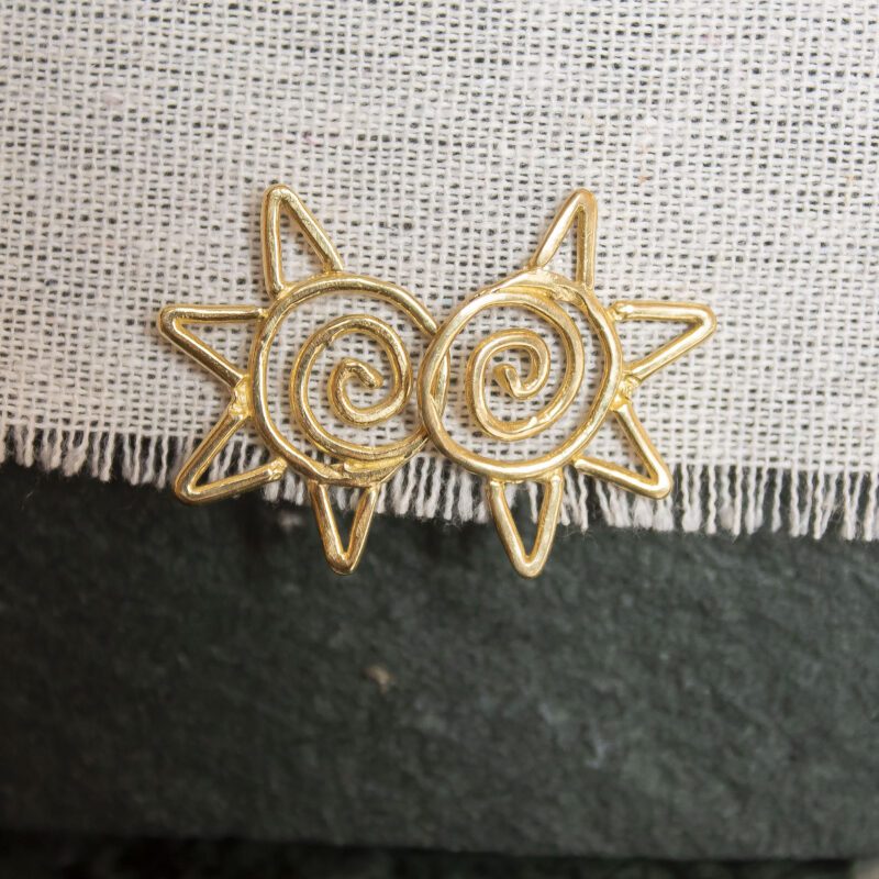 Spiral Sun earrings in brass with a radiant spiral motif, handmade symbolic jewelry inspired by the sun. Lightweight artisan statement earrings, affordable wearable art, unique accessories created by Sunny Designs small business.Σκουλαρίκια Spiral Sun από ορείχαλκο με ηλιακό σπειροειδές μοτίβο, χειροποίητα συμβολικά κοσμήματα εμπνευσμένα από τον ήλιο. Ελαφριά statement σκουλαρίκια τέχνης, προσιτά κοσμήματα-έργα τέχνης, μοναδικά αξεσουάρ από τη μικρή επιχείρηση Sunny Designs.