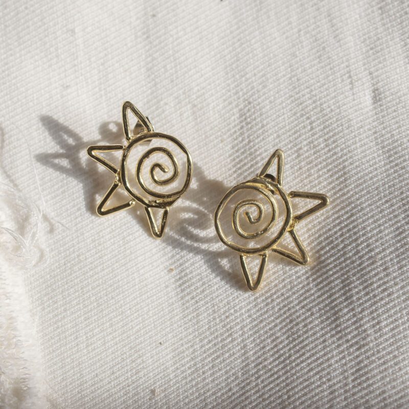 Spiral Sun earrings in brass with a radiant spiral motif, handmade symbolic jewelry inspired by the sun. Lightweight artisan statement earrings, affordable wearable art, unique accessories created by Sunny Designs small business.Σκουλαρίκια Spiral Sun από ορείχαλκο με ηλιακό σπειροειδές μοτίβο, χειροποίητα συμβολικά κοσμήματα εμπνευσμένα από τον ήλιο. Ελαφριά statement σκουλαρίκια τέχνης, προσιτά κοσμήματα-έργα τέχνης, μοναδικά αξεσουάρ από τη μικρή επιχείρηση Sunny Designs.